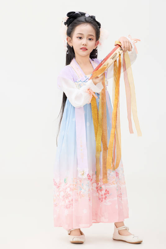 黑色背景下穿着中国明制汉服的中国女童图片