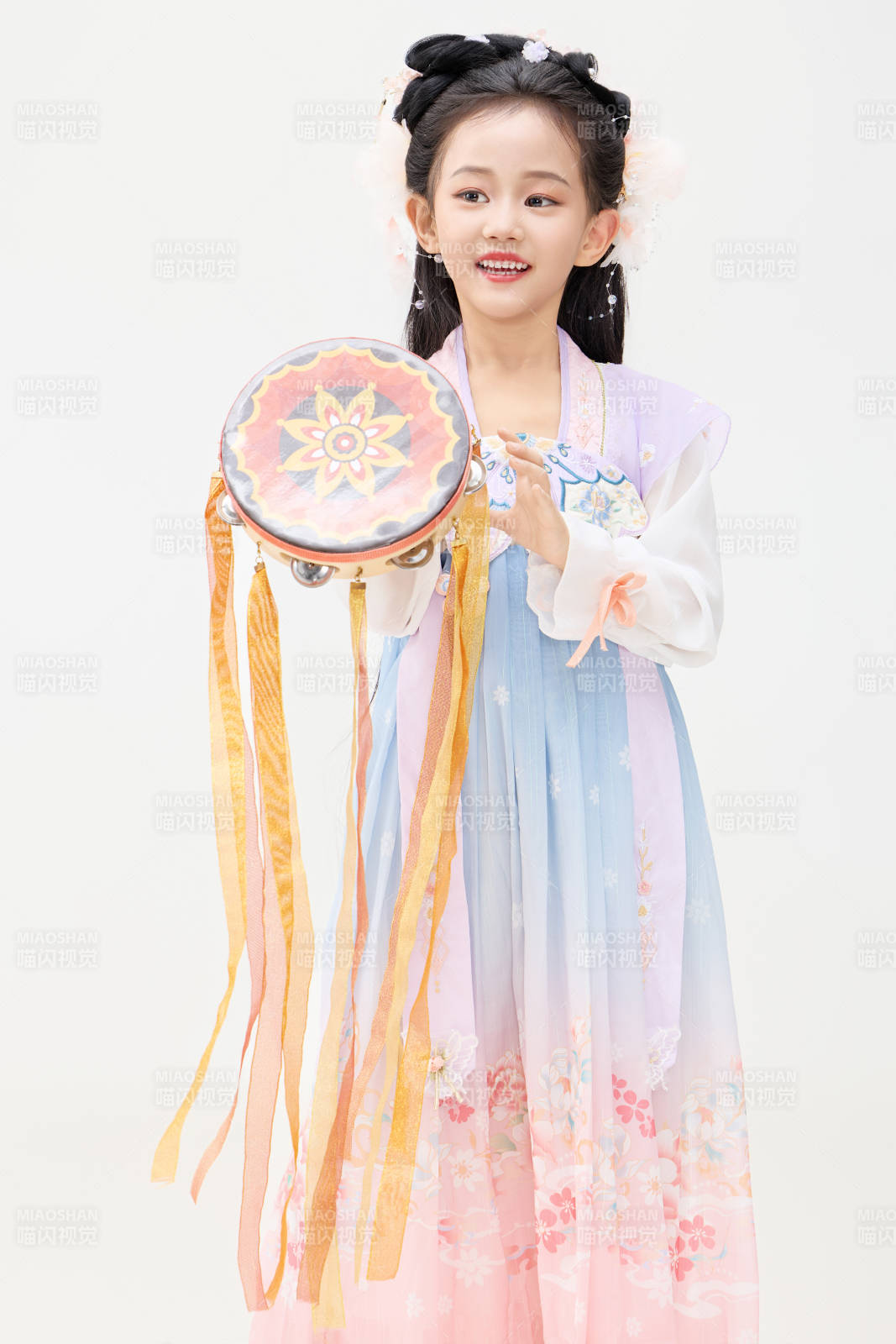 黑色背景下穿着中国明制汉服的中国女童图片