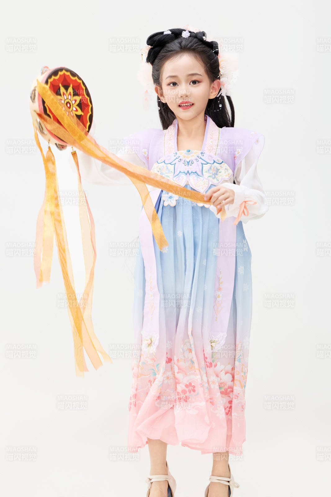 黑色背景下穿着中国明制汉服的中国女童图片