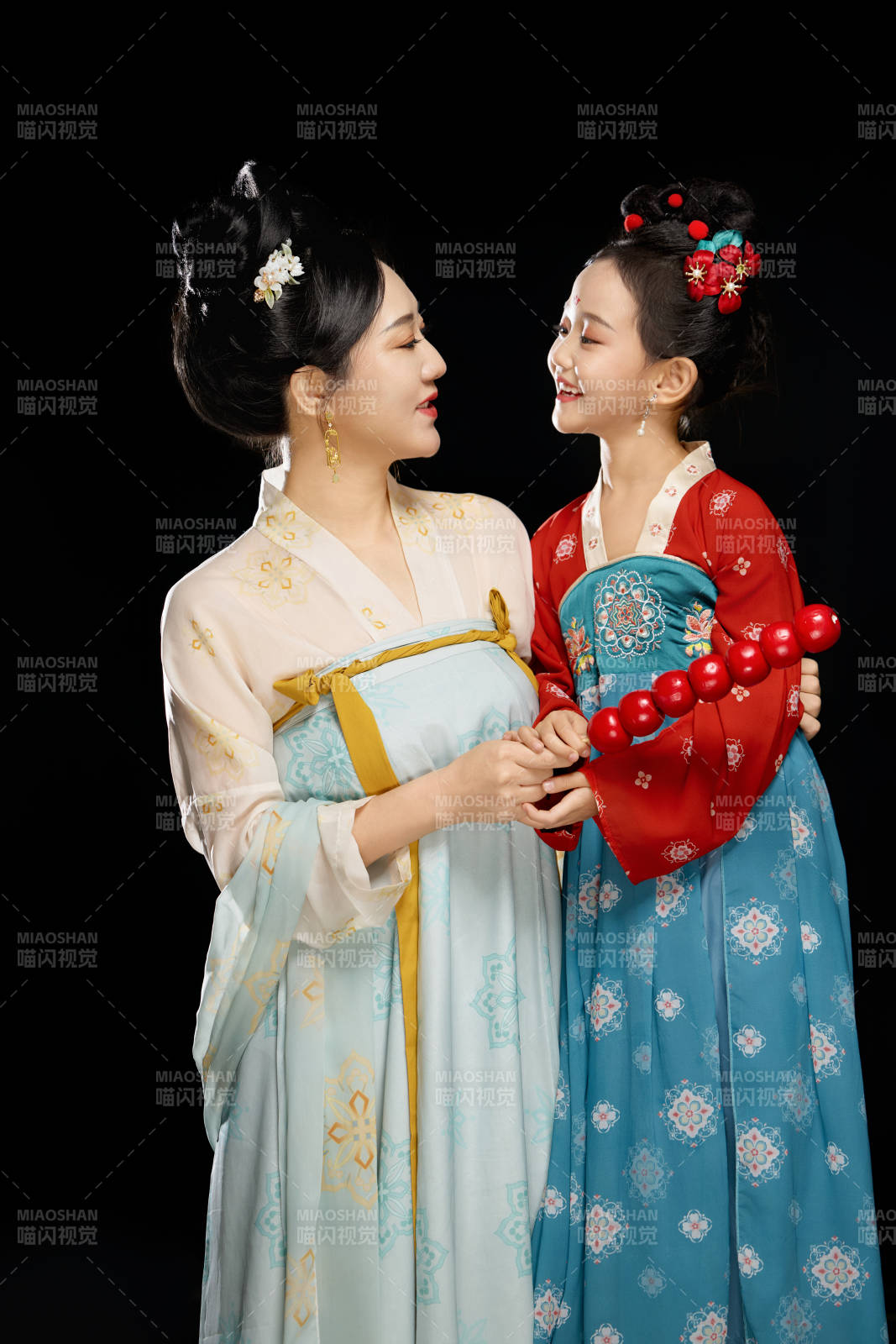 黑色背景下汉服装扮的中国母女亲子人像图片
