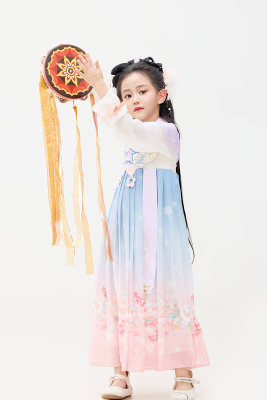 黑色背景下穿着中国明制汉服的中国女童图片