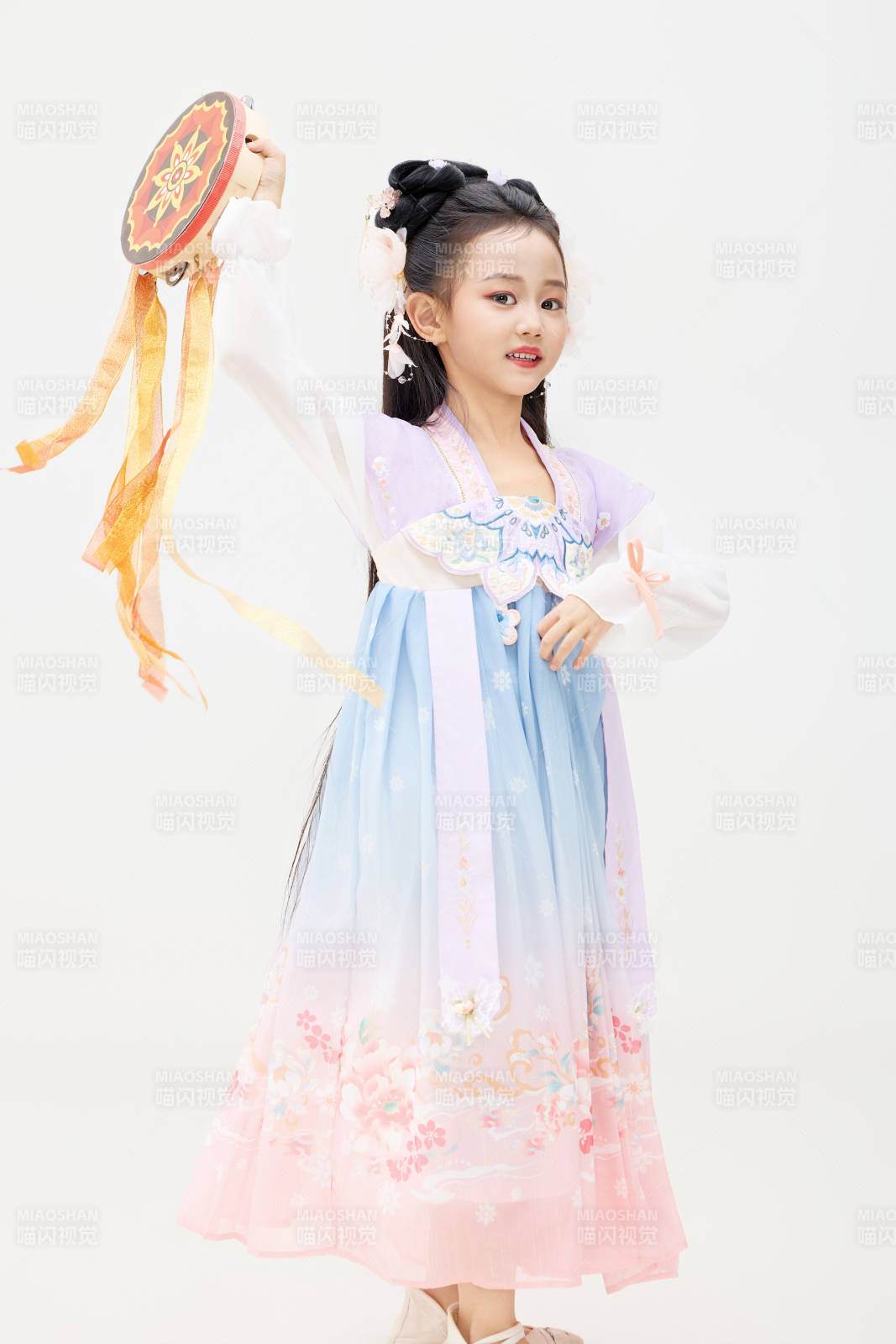 黑色背景下穿着中国明制汉服的中国女童图片