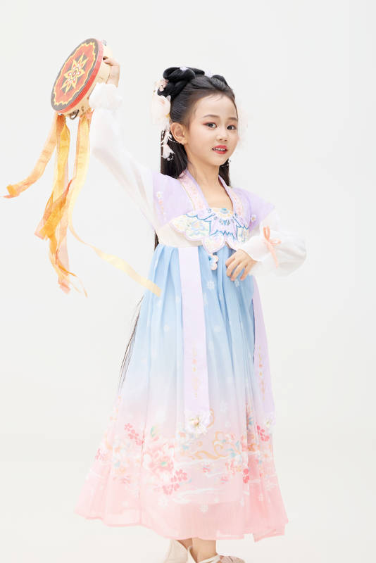 黑色背景下穿着中国明制汉服的中国女童图片