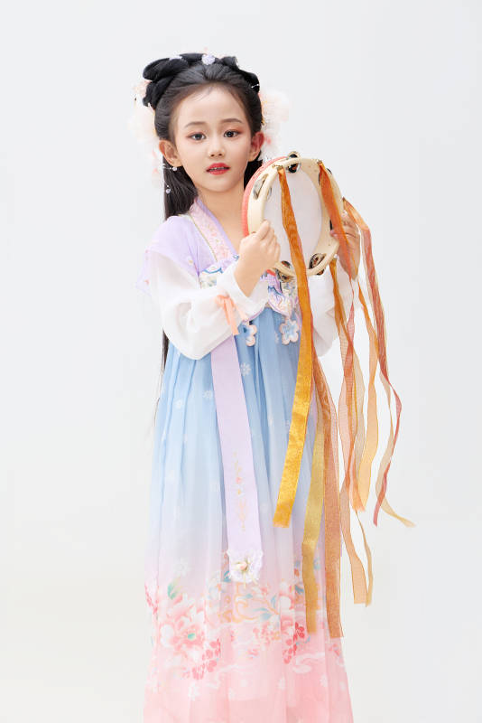 黑色背景下穿着中国明制汉服的中国女童图片