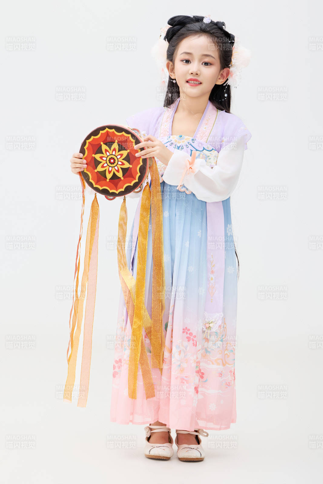 黑色背景下穿着中国明制汉服的中国女童图片