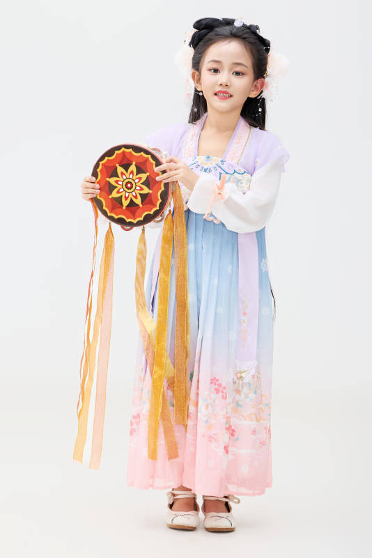 黑色背景下穿着中国明制汉服的中国女童图片