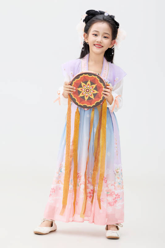 黑色背景下穿着中国明制汉服的中国女童图片