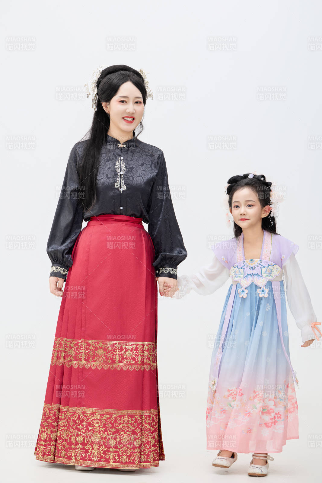 黑色背景下汉服装扮的中国母女亲子人像图片