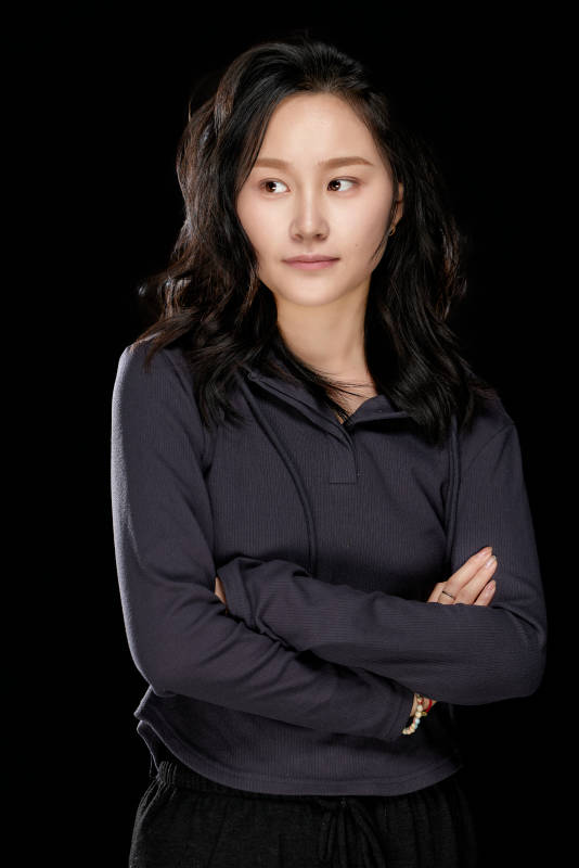 黑色背景下的亚洲美丽年轻女性形象图片