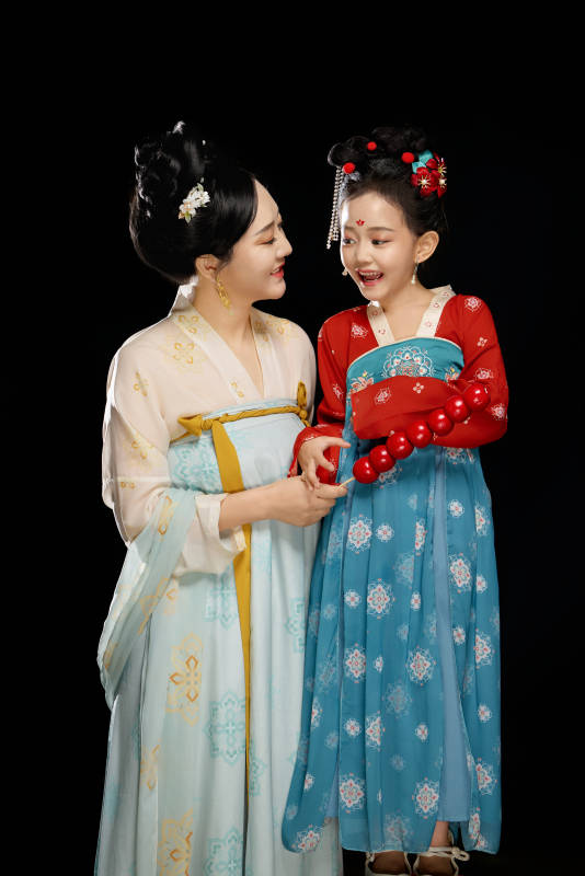 黑色背景下汉服装扮的中国母女亲子人像图片