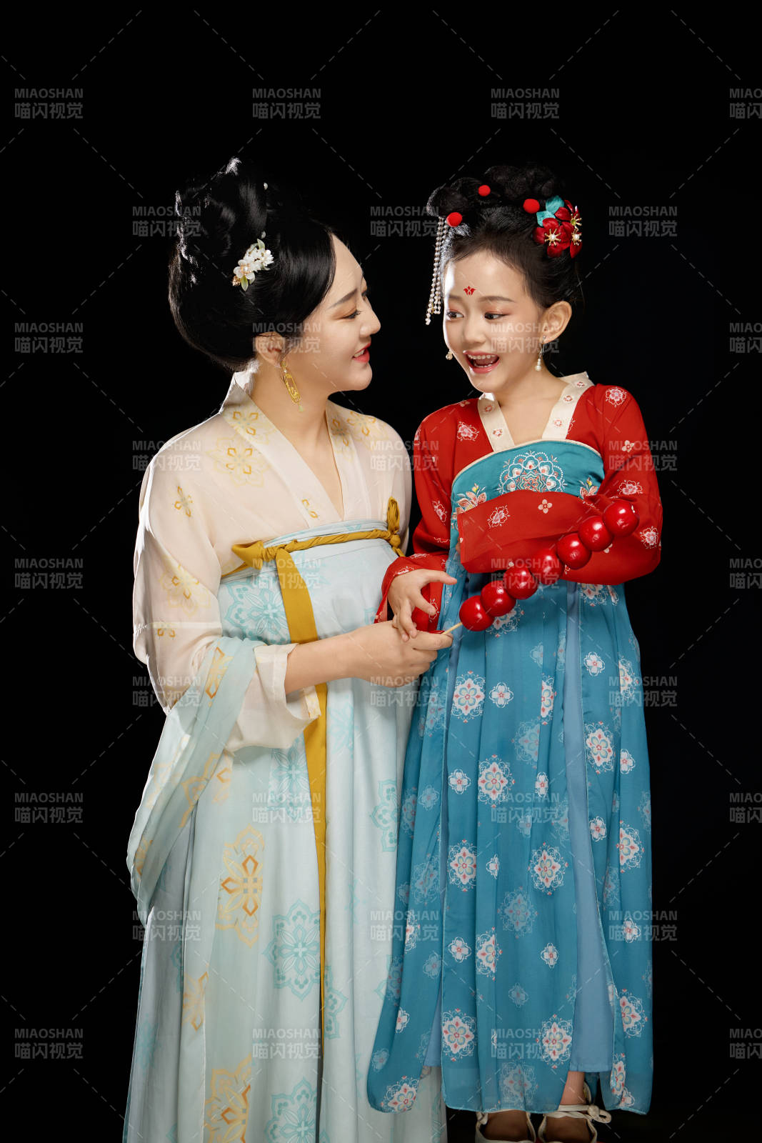 黑色背景下汉服装扮的中国母女亲子人像图片