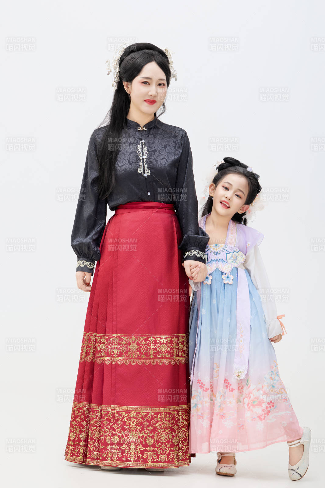 黑色背景下汉服装扮的中国母女亲子人像图片