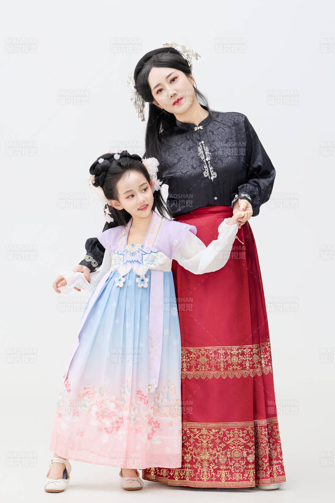 黑色背景下汉服装扮的中国母女亲子人像图片