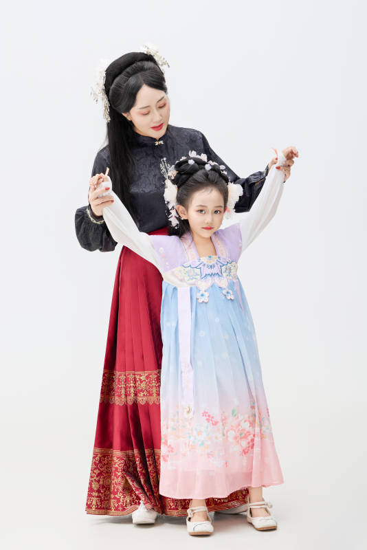 黑色背景下汉服装扮的中国母女亲子人像图片