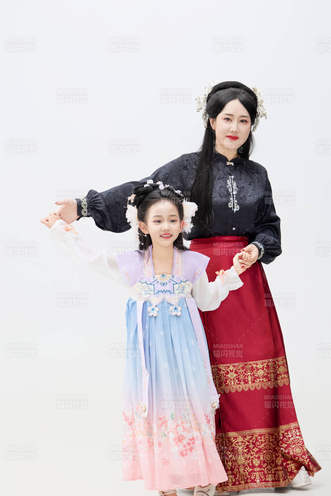 黑色背景下汉服装扮的中国母女亲子人像图片