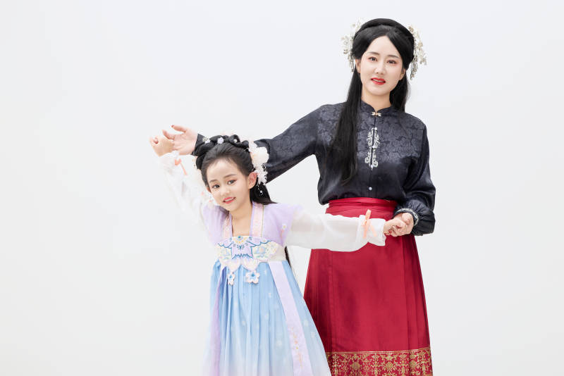 黑色背景下汉服装扮的中国母女亲子人像图片