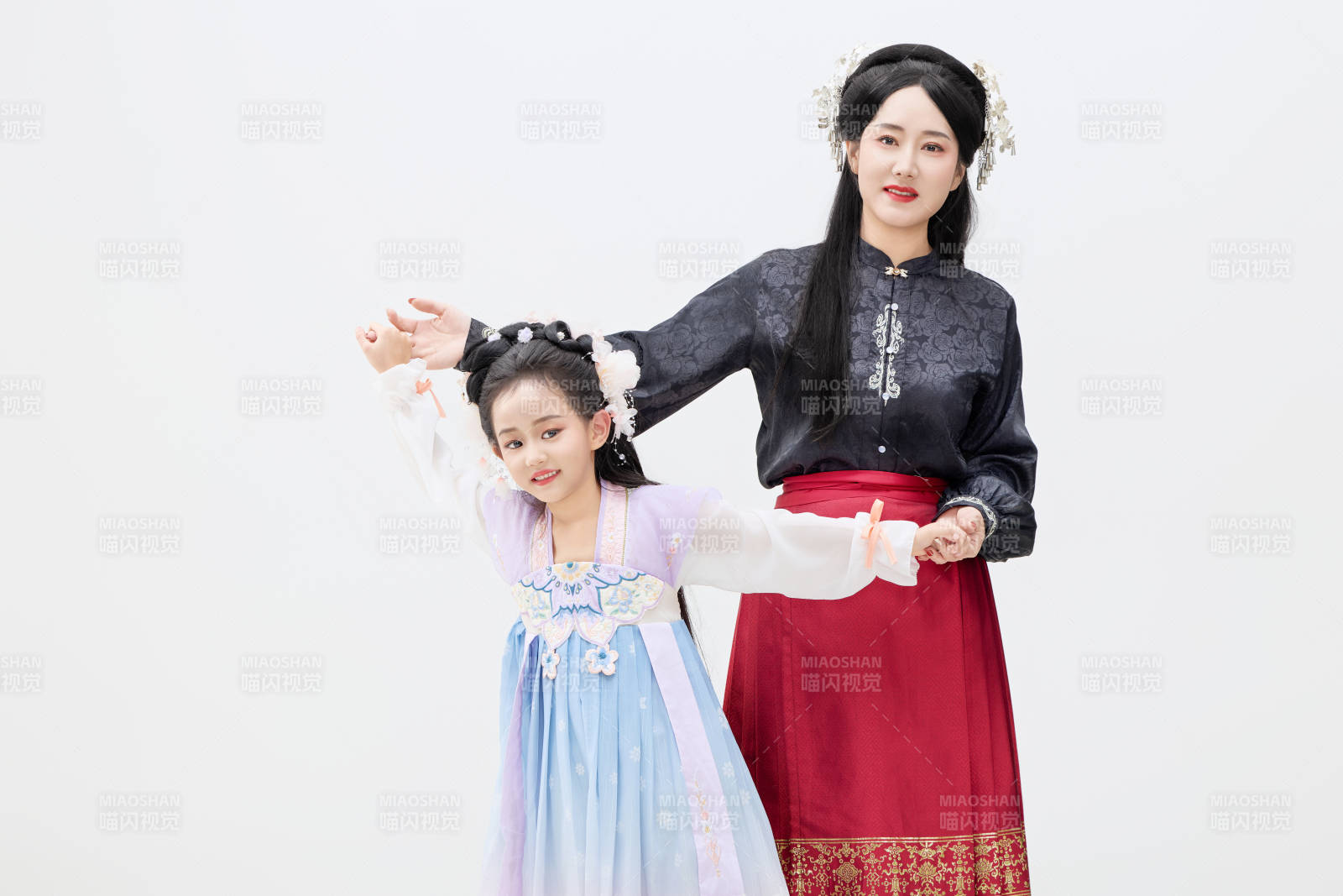 黑色背景下汉服装扮的中国母女亲子人像图片