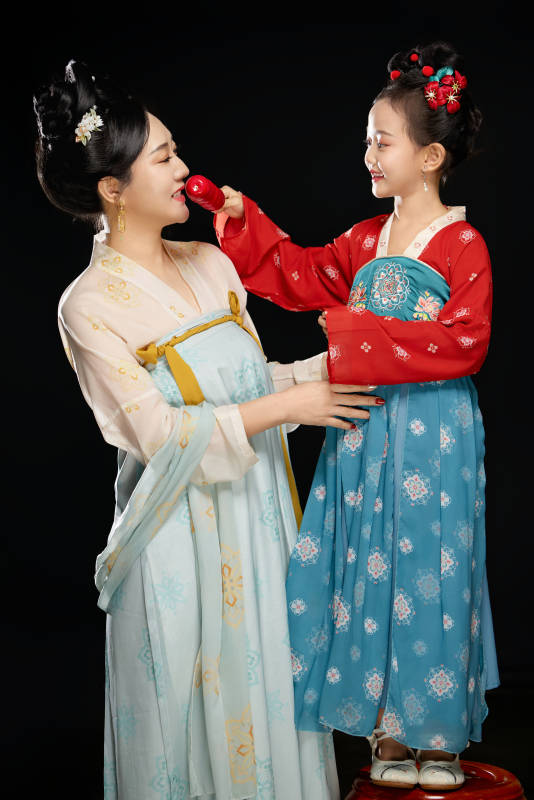 黑色背景下汉服装扮的中国母女亲子人像图片