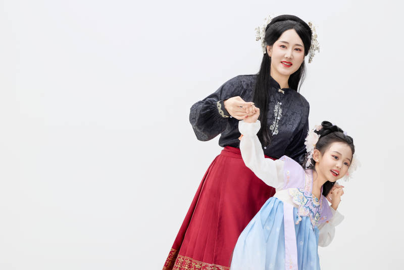 黑色背景下汉服装扮的中国母女亲子人像图片