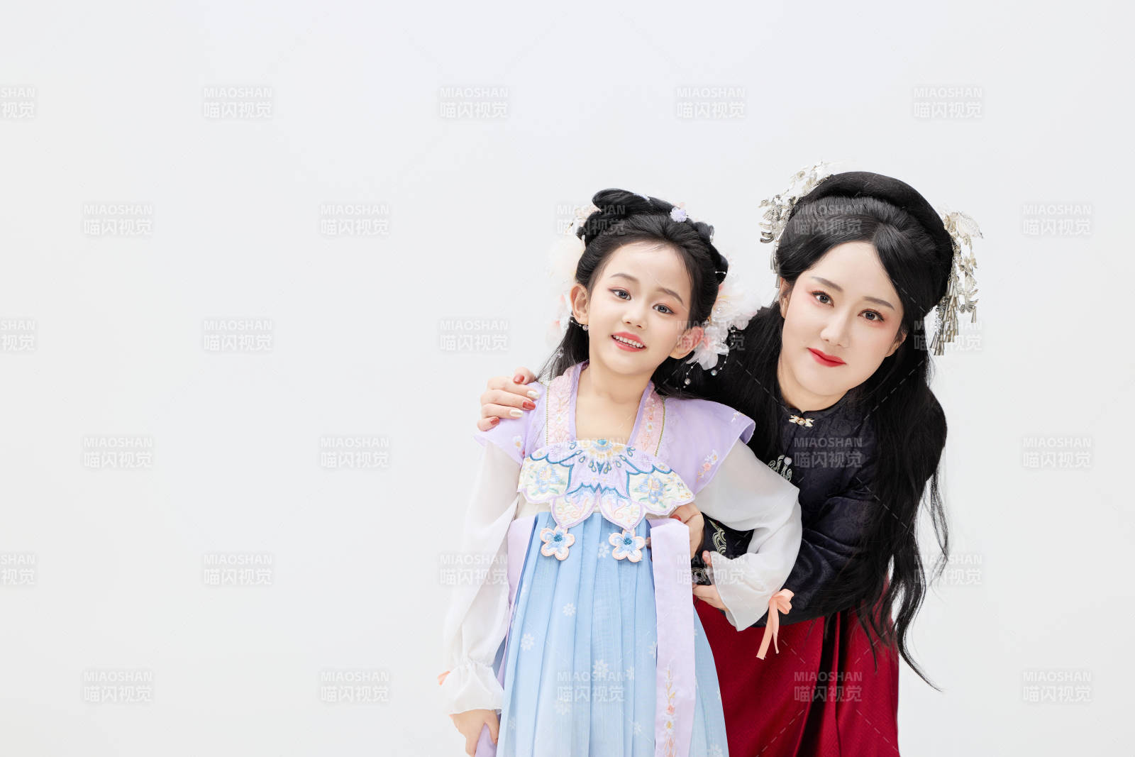 黑色背景下汉服装扮的中国母女亲子人像图片