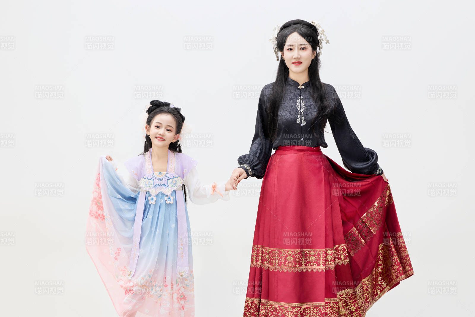 黑色背景下汉服装扮的中国母女亲子人像图片