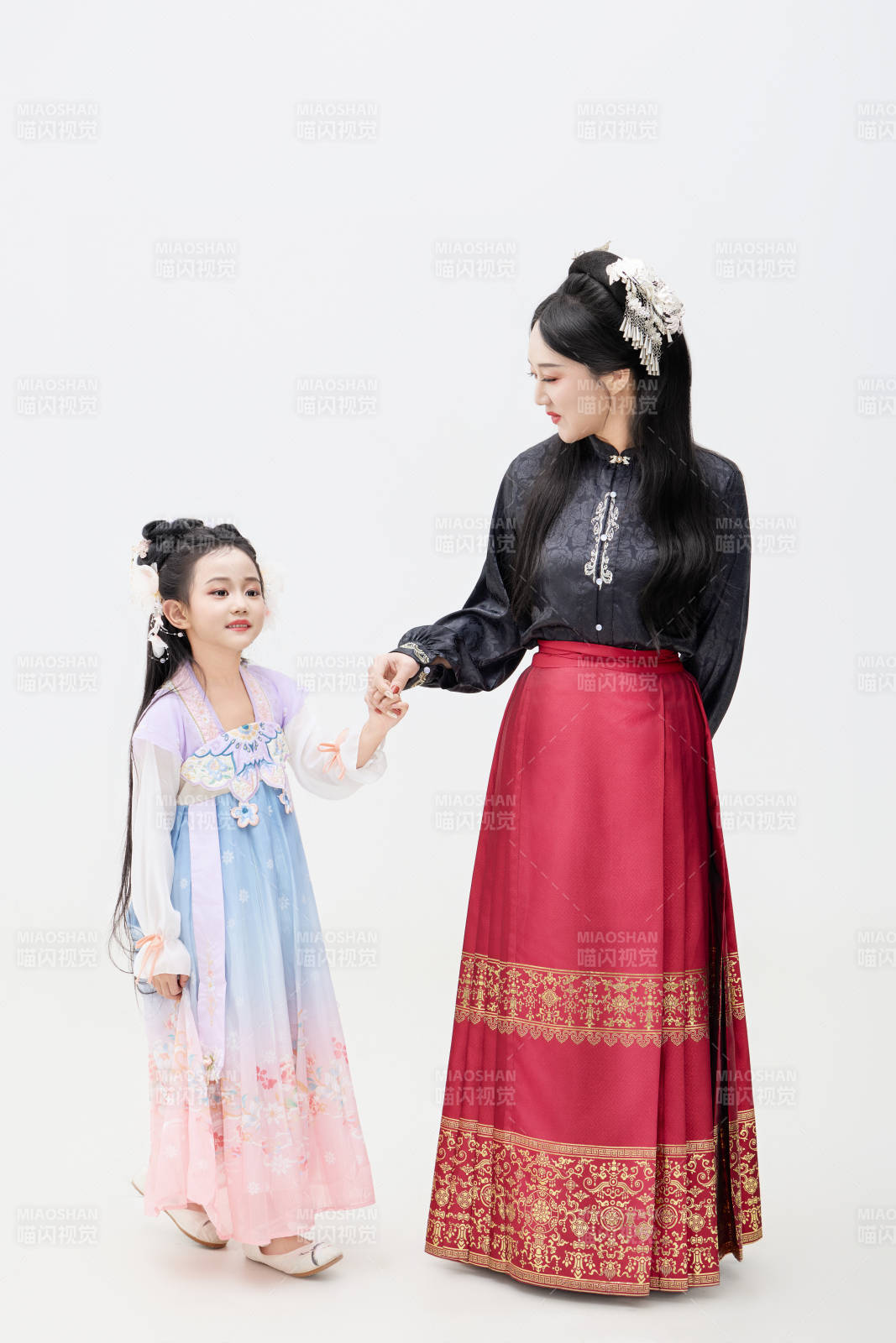 黑色背景下汉服装扮的中国母女亲子人像图片