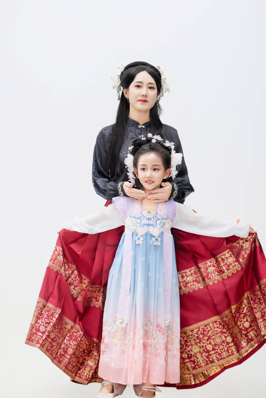 黑色背景下汉服装扮的中国母女亲子人像图片