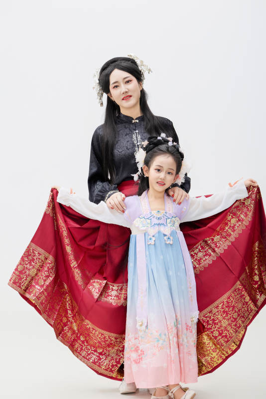 黑色背景下汉服装扮的中国母女亲子人像图片