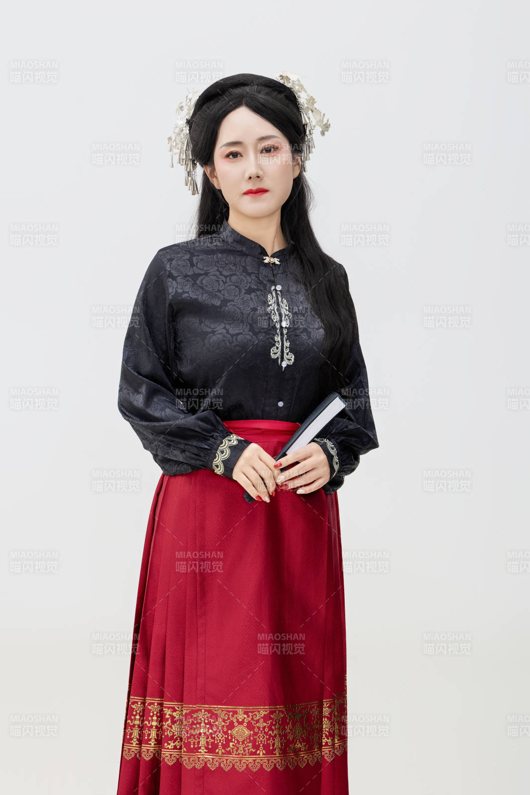 黑色背景下穿着中国明制汉服的中国女性图片