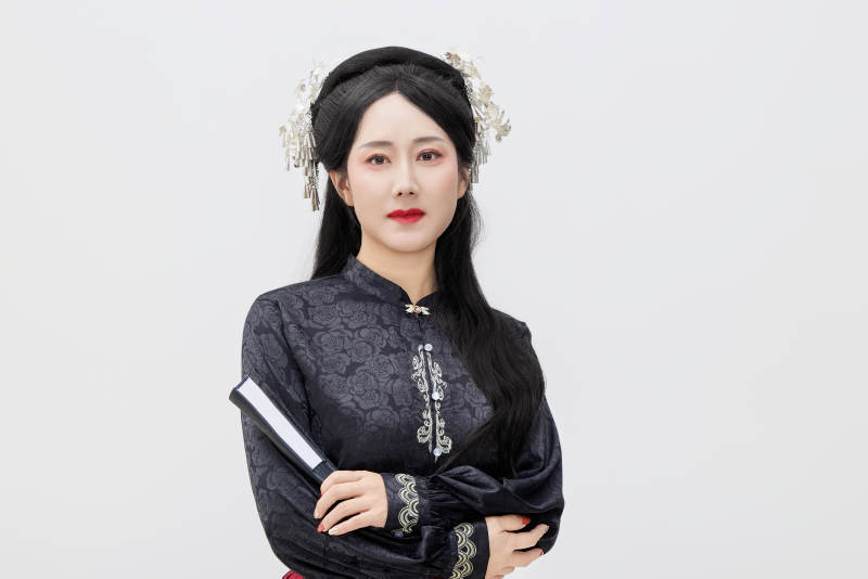 黑色背景下穿着中国明制汉服的中国女性图片