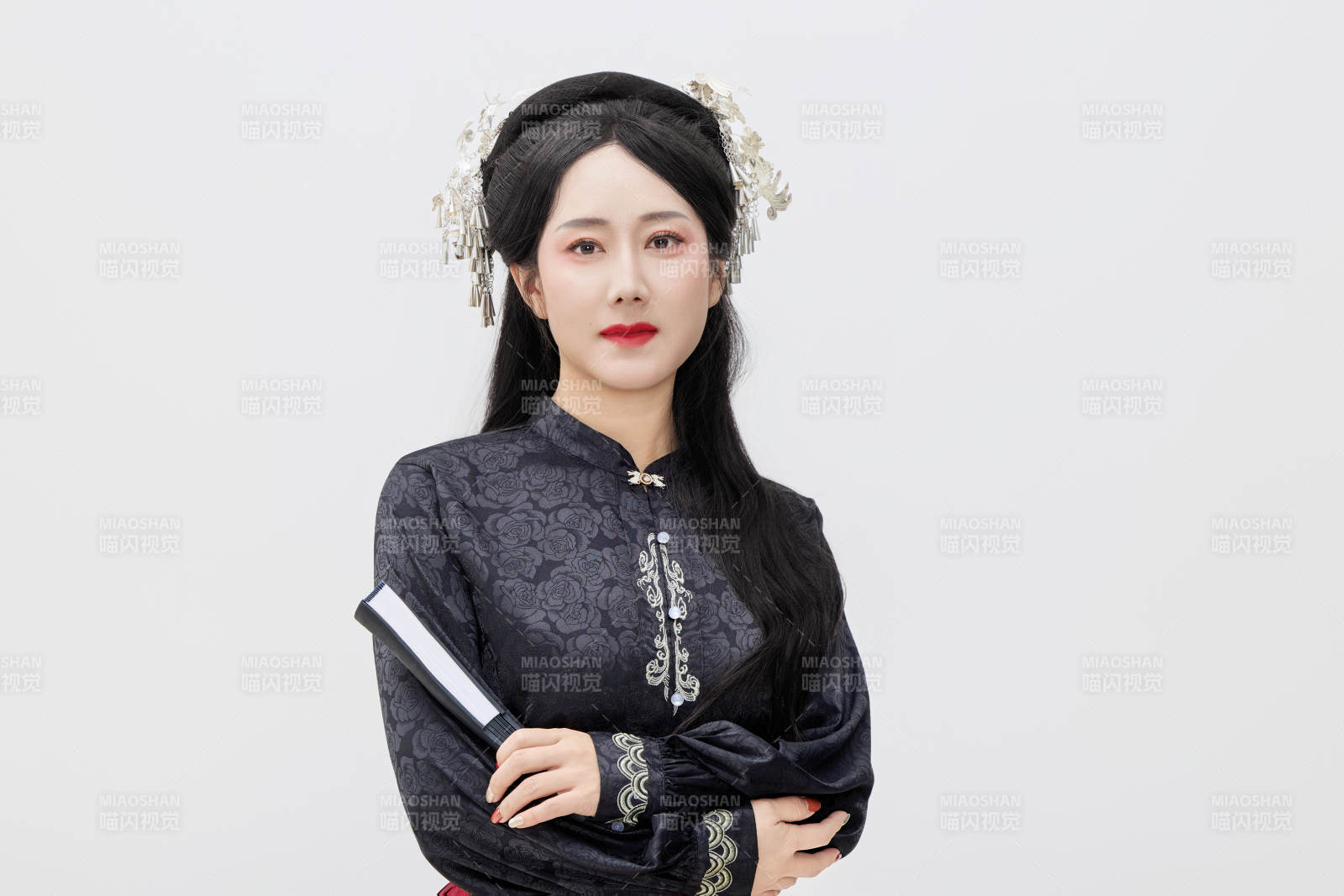 黑色背景下穿着中国明制汉服的中国女性图片