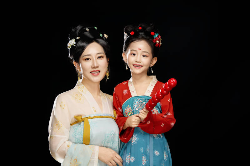 黑色背景下汉服装扮的中国母女亲子人像图片