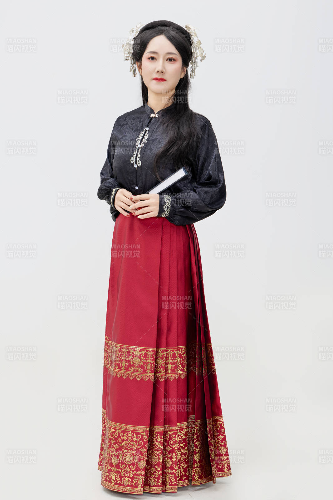 黑色背景下穿着中国明制汉服的中国女性图片