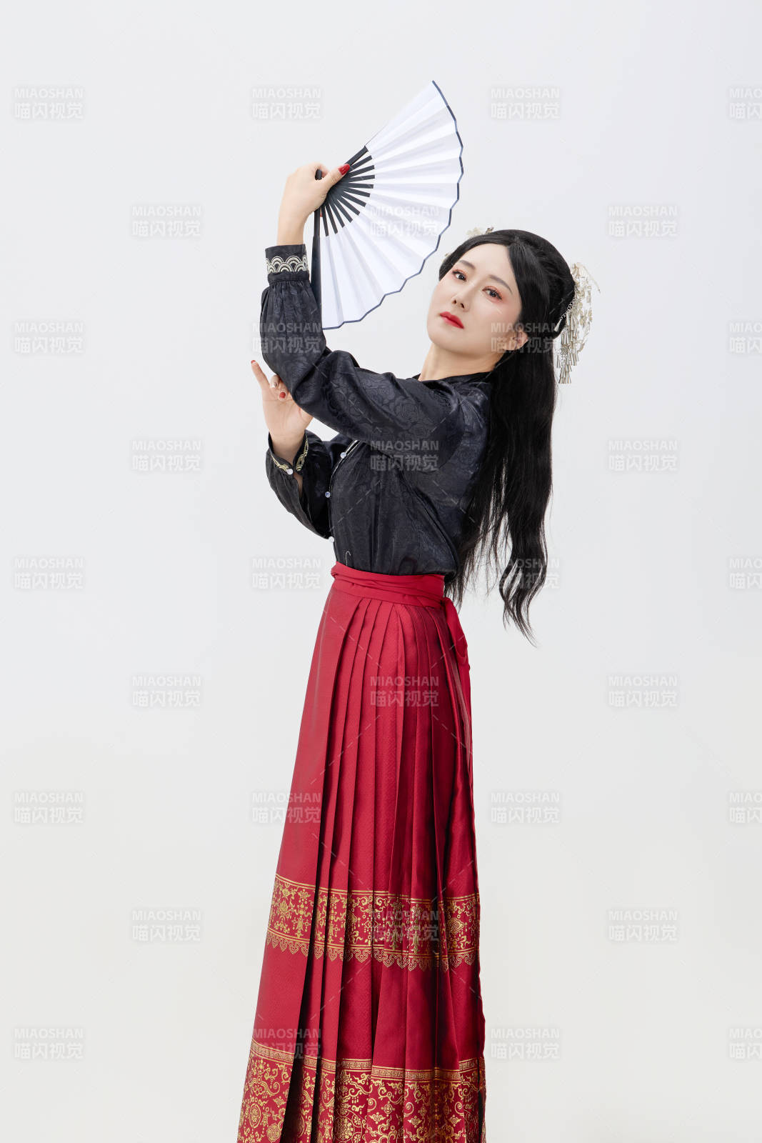 黑色背景下穿着中国明制汉服的中国女性图片