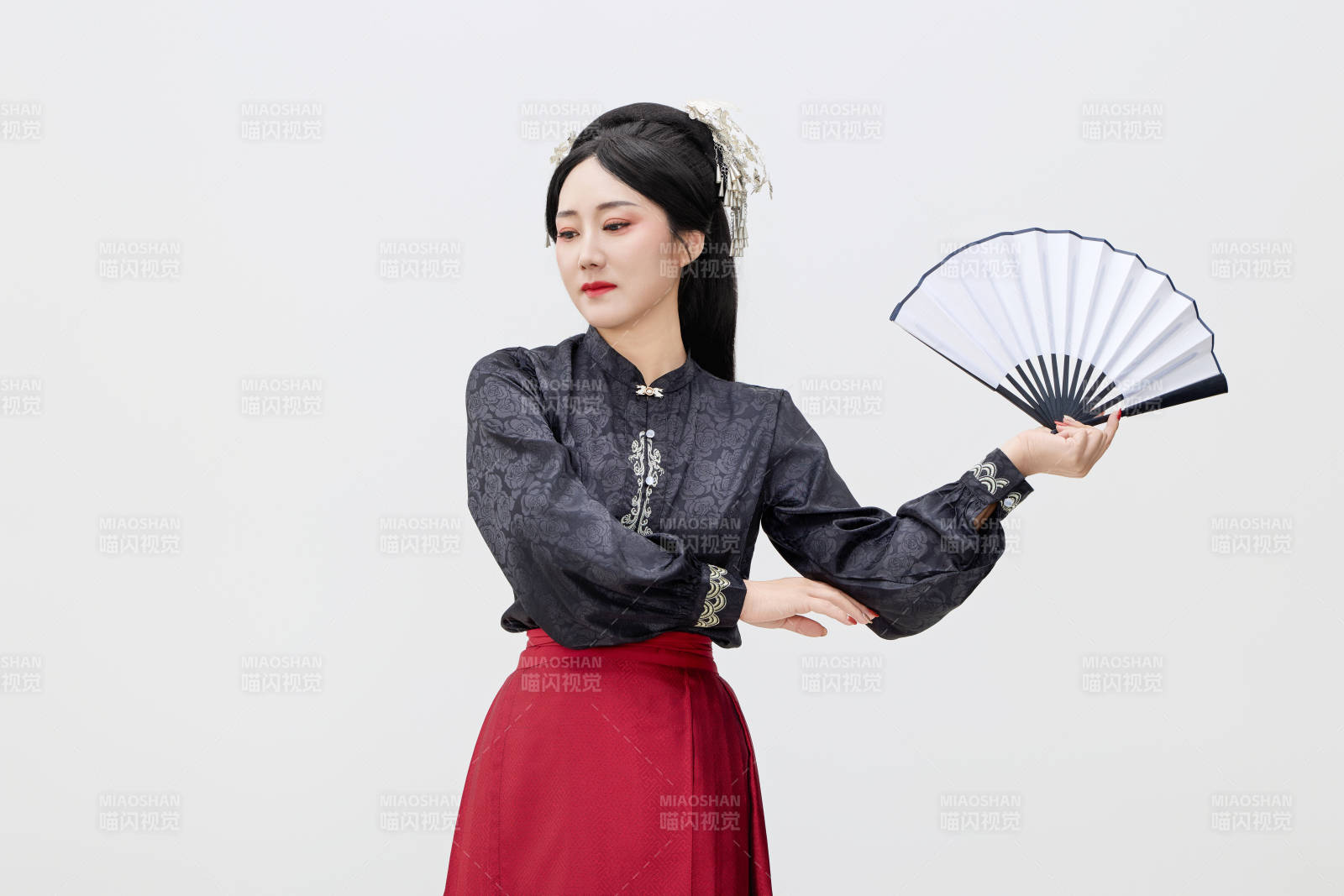 黑色背景下穿着中国明制汉服的中国女性图片