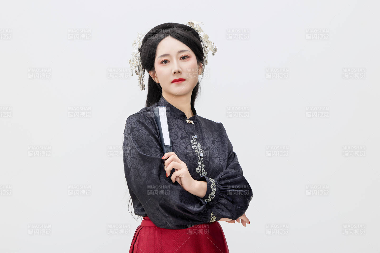 黑色背景下穿着中国明制汉服的中国女性图片