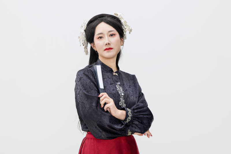 黑色背景下穿着中国明制汉服的中国女性图片
