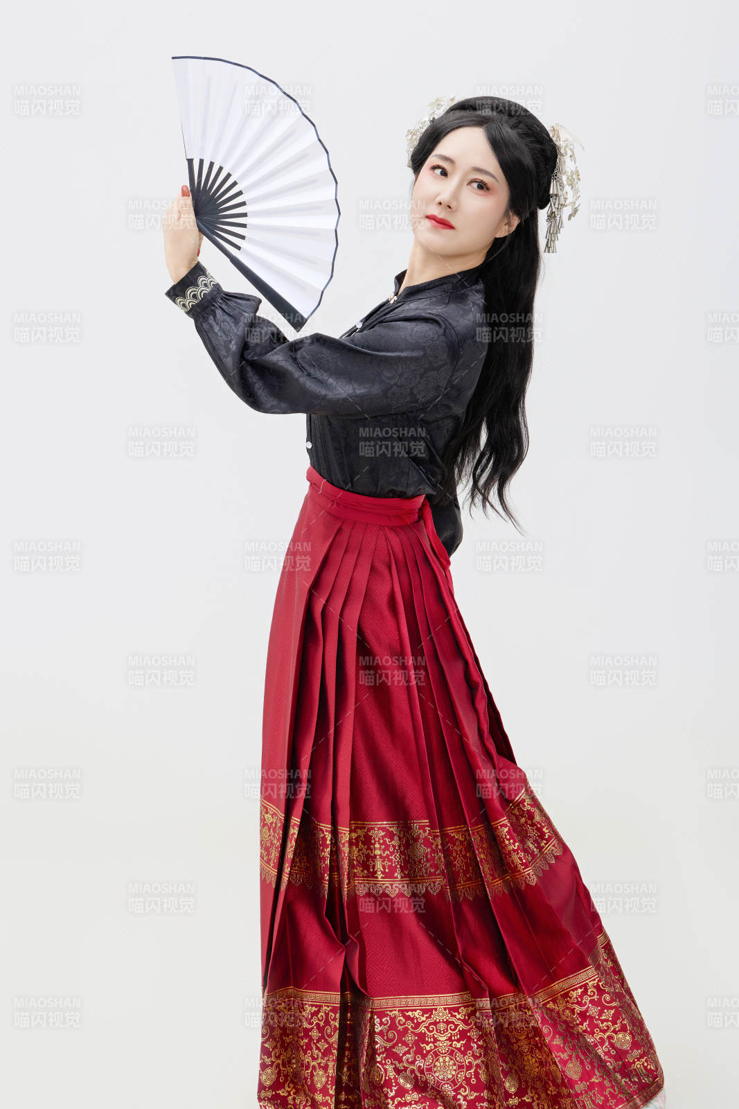 黑色背景下穿着中国明制汉服的中国女性图片