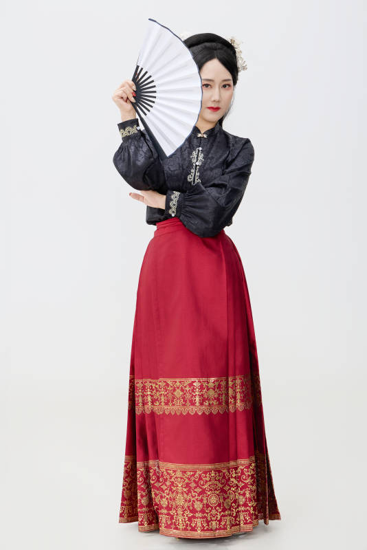 黑色背景下穿着中国明制汉服的中国女性图片