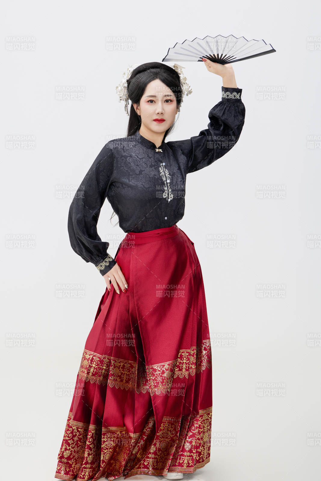 黑色背景下穿着中国明制汉服的中国女性图片