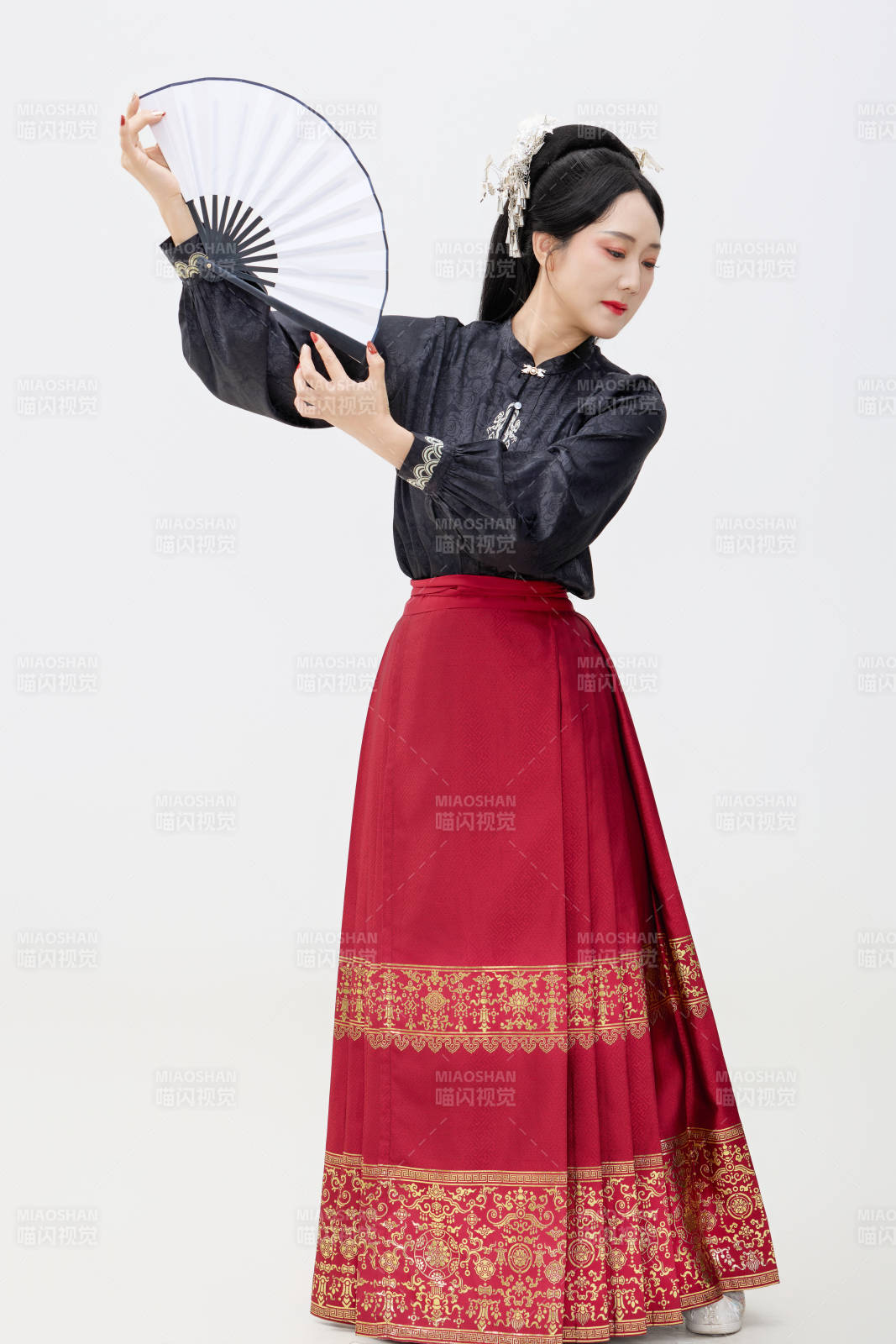 黑色背景下穿着中国明制汉服的中国女性图片