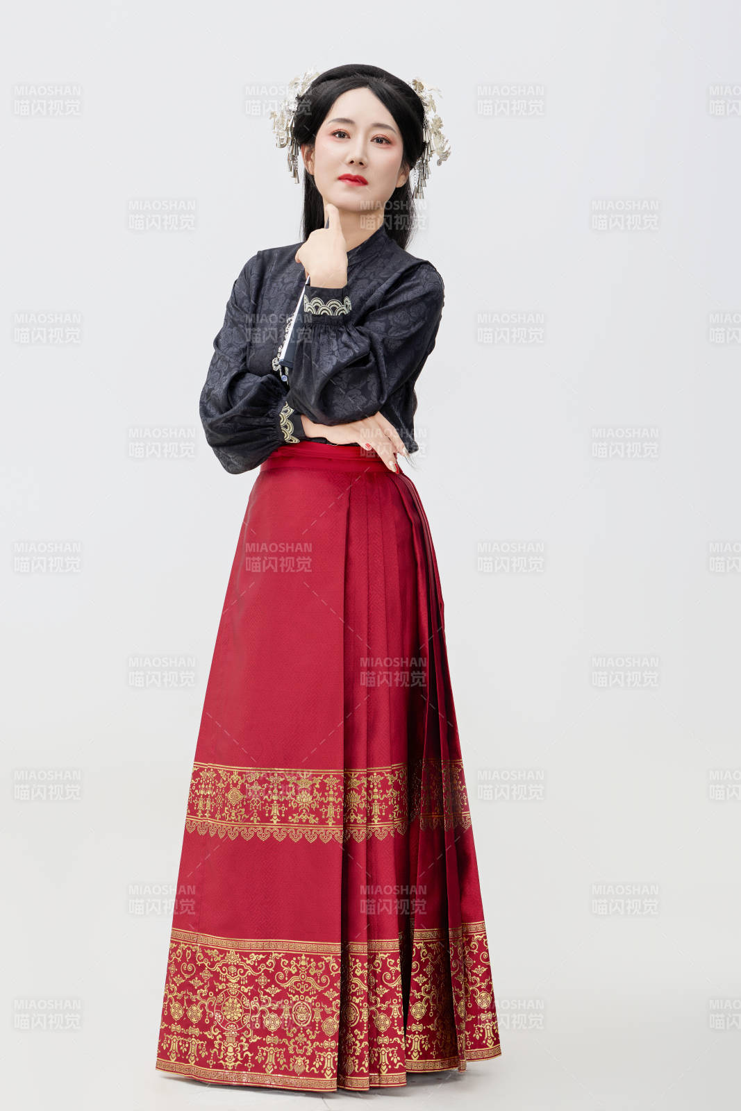 黑色背景下穿着中国明制汉服的中国女性图片