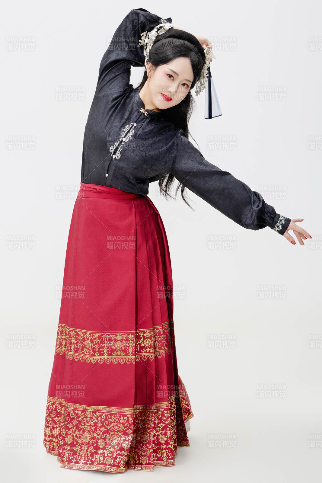 黑色背景下穿着中国明制汉服的中国女性图片