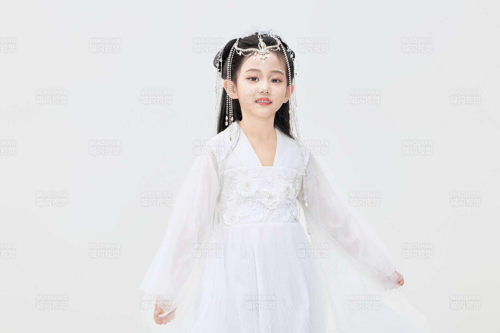 黑色背景下穿着中国明制汉服的中国女童图片