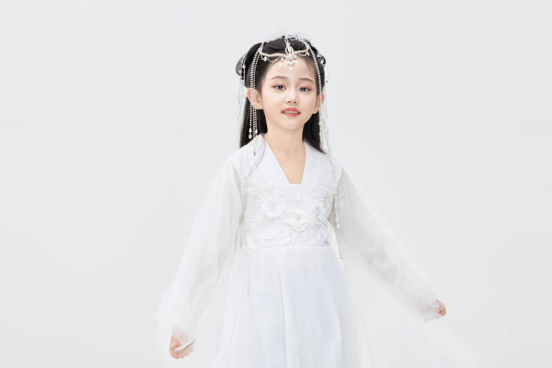 黑色背景下穿着中国明制汉服的中国女童图片