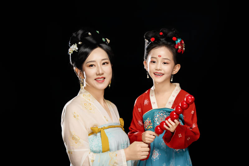 黑色背景下汉服装扮的中国母女亲子人像图片