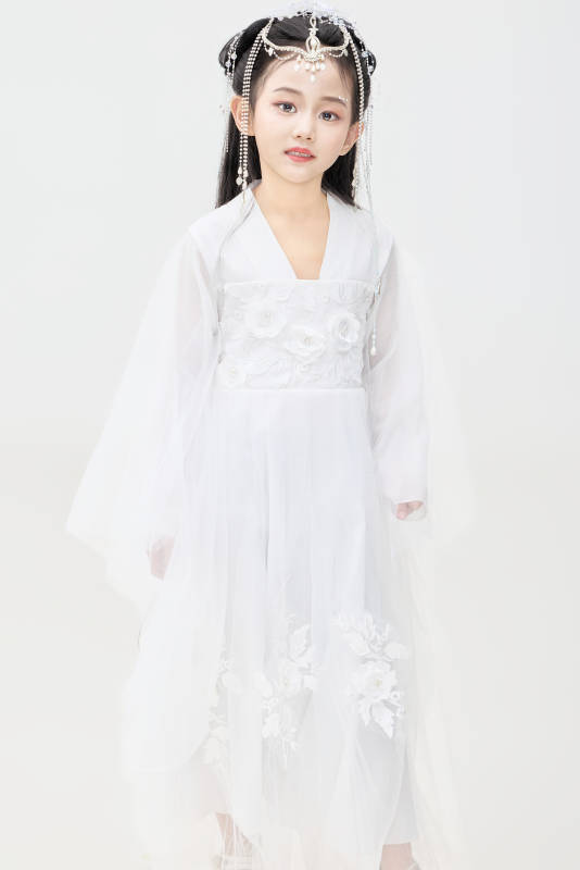 黑色背景下穿着中国明制汉服的中国女童图片