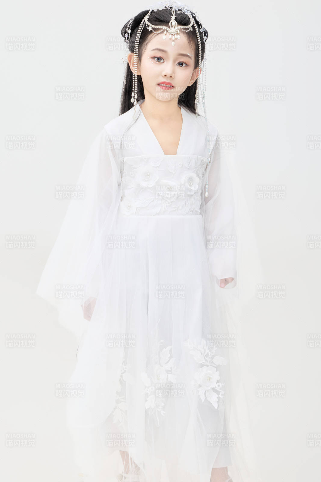 黑色背景下穿着中国明制汉服的中国女童图片