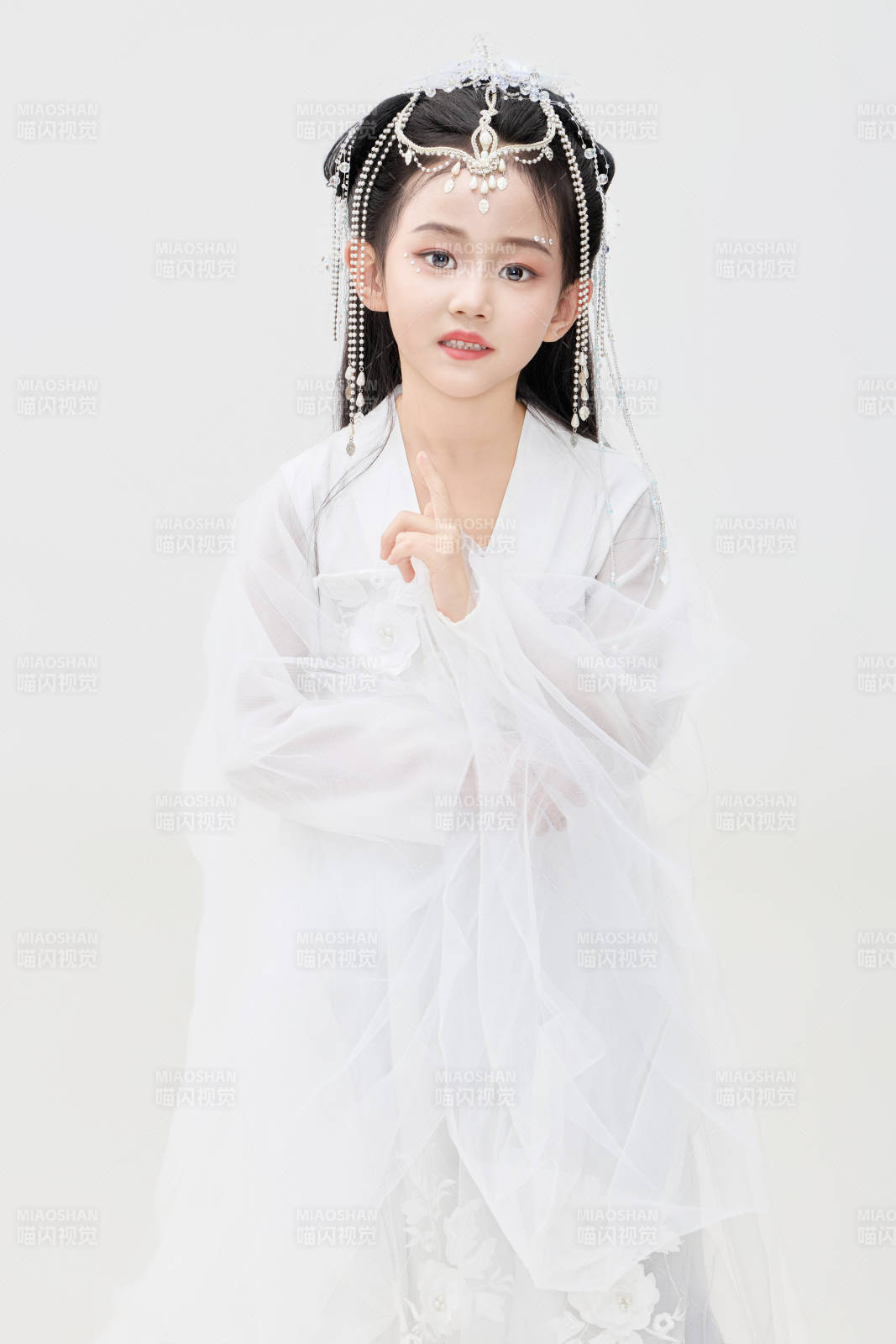 黑色背景下穿着中国明制汉服的中国女童图片