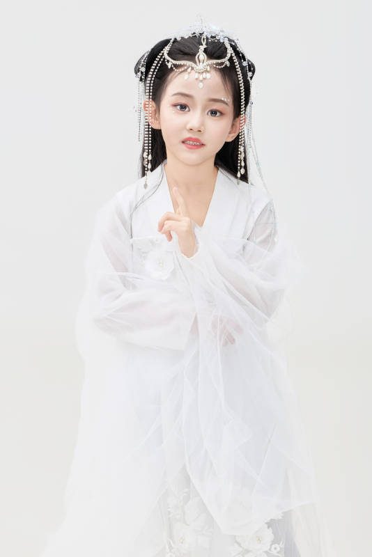 黑色背景下穿着中国明制汉服的中国女童图片